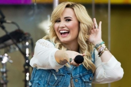 Demi Lovato, aparitie dezamagitoare intr-o rochie mini. Si-a aratat picioarele pline de celulita pe scena