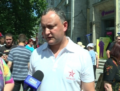 Igor Dodon continua sa stranga semnaturi impotriva primarului: "In toamna Chirtoaca va fi demis" Igor Dodon continua sa stranga semnaturi impotriva primarului: "In toamna Chirtoaca va fi demis"