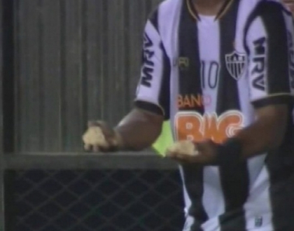 Finala Copei Libertadores s-ar fi putut incheia cu o tragedie. Ronaldinho a fost atacat cu pietre Finala Copei Libertadores s-ar fi putut incheia cu o tragedie. Ronaldinho a fost atacat cu pietre