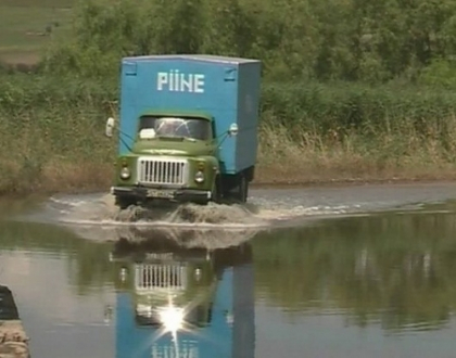 Drumul de sub podul de la Straseni arata ca un lac: Nu trecem cu masinile, e mare apa