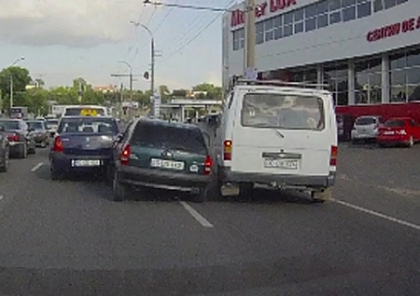 Accident cu trei masini filmat de o camera de bord: Se intampla pe strada Petricani. VIDEO Accident cu trei masini filmat de o camera de bord: Se intampla pe strada Petricani. VIDEO
