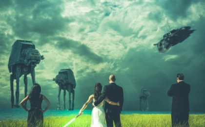 Mireasa a avut o sabie in mana: cum s-au pozat doi tineri, fani Star Wars, in ziua nuntii Mireasa a avut o sabie in mana: cum s-au pozat doi tineri, fani Star Wars, in ziua nuntii