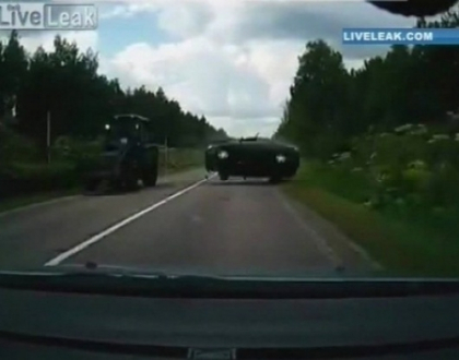 Un sofer din Rusia a fost cat pe ce sa-si filmeze moartea. Vezi ce s-a intimplat Un sofer din Rusia a fost cat pe ce sa-si filmeze moartea. Vezi ce s-a intimplat