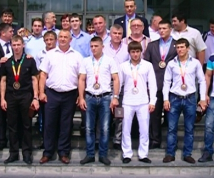 S-au intors de la Universiada Mondiala de la Kazan cu 13 medalii, insa sunt nemultumiti: Premiile sunt foarte joase S-au intors de la Universiada Mondiala de la Kazan cu 13 medalii, insa sunt nemultumiti: Premiile sunt foarte joase