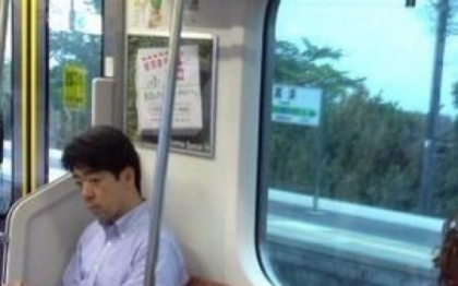 Pasagerii au ramas fara cuvinte. Cum a aparut un barbat in metroul din Tokyo. FOTO Pasagerii au ramas fara cuvinte. Cum a aparut un barbat in metroul din Tokyo. FOTO