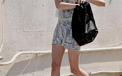 A aparut plina de vanatai in public. Ce i-a facut iubitul unei cunoscute actrite - FOTO
