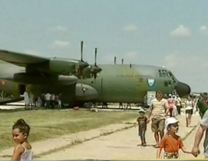 Spectacol aerian de Ziua Aviatiei Romane. La baza militara de la Otopeni pilotii si-au etalat maiestria Spectacol aerian de Ziua Aviatiei Romane. La baza militara de la Otopeni pilotii si-au etalat maiestria