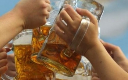 Un barbat din Spania a murit dupa ce a baut, in timpul unui concurs, 6 litri de bere in 20 de minute Un barbat din Spania a murit dupa ce a baut, in timpul unui concurs, 6 litri de bere in 20 de minute