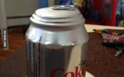 Ce se intampla daca lasi o cutie de Coca Cola in masina cand afara e canicula Ce se intampla daca lasi o cutie de Coca Cola in masina cand afara e canicula