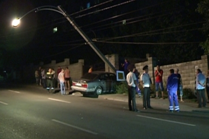 Beat la volan, a intrat cu BMW-ul intr-un stalp si a lasat o casa fara curent electric Beat la volan, a intrat cu BMW-ul intr-un stalp si a lasat o casa fara curent electric