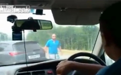 S-a sicanat cu un sofer in trafic iar apoi a sarit sa il bata. A primit insa o lectie usturatoare