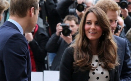 Ducesa de Cambridge a nascut un baietel! Cum au intampinat vestea turistii si britanicii - FOTO Ducesa de Cambridge a nascut un baietel! Cum au intampinat vestea turistii si britanicii - FOTO