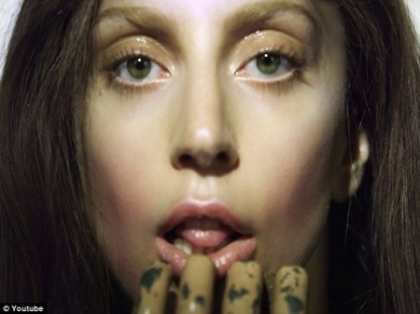 Lady Gaga a pozat complet goala! Cum isi promoveaza vedeta noul album - FOTO