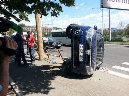 O Dacia s-a rasturnat pe strada Mihai Viteazul! Martori: La volan se afla o femeie. FOTO O Dacia s-a rasturnat pe strada Mihai Viteazul! Martori: La volan se afla o femeie. FOTO