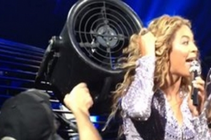 Incident chiar pe scena: Beyonce si-a prins parul intr-un ventilator. Cum a reactionat -VIDEO Incident chiar pe scena: Beyonce si-a prins parul intr-un ventilator. Cum a reactionat -VIDEO