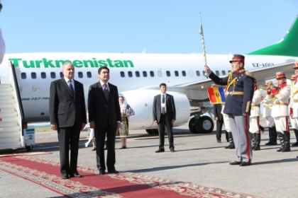 VIDEO. Presedintele Turkmenistanului a sosit la Chisinau. Cum a fost intampinat la aeroport