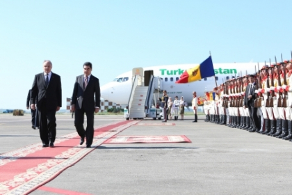 Cu mancarea de acasa si cu propriul avion. Cum a venit la Chisinau "dictatorul" din Turkmenistan
