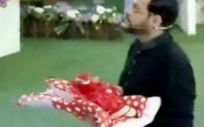 Razboiul audientelor de Ramadan. Prezentatorii din Pakistan ofera copii abandonati telespectatorilor Razboiul audientelor de Ramadan. Prezentatorii din Pakistan ofera copii abandonati telespectatorilor