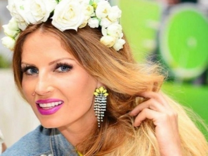 Costumul de baie cu care Andreea Banica si-a lasat fanii muti de admiratie. Decolteul care a strans mii de like-uri Costumul de baie cu care Andreea Banica si-a lasat fanii muti de admiratie. Decolteul care a strans mii de like-uri