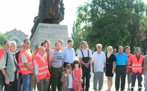 "Trenul durerii" a fost instalat in scuarul Garii. Chirtoaca si Ghimpu s-au si pozat langa monument "Trenul durerii" a fost instalat in scuarul Garii. Chirtoaca si Ghimpu s-au si pozat langa monument