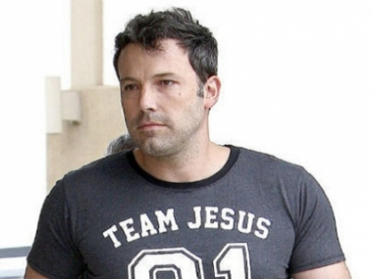 Ben Affleck isi invata fiica cum sa spele masina. Cum arata fiica mai mare a actorului, Violet - FOTO