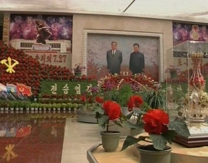 In Coreea de Nord florile poarta numele liderilor tarii. Vezi cum au sarbatorit festivalul florilor In Coreea de Nord florile poarta numele liderilor tarii. Vezi cum au sarbatorit festivalul florilor