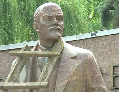 Monumentul lui Lenin, vandalizat: A fost vopsit in galben