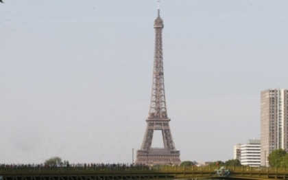 Fenomen rar in timpul unei furtuni in Paris. Turnul Eiffel, lovit de 3 fulgere in cateva secunde