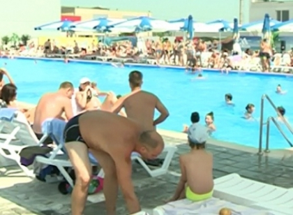Canicula i-a alungat din casa pe moldoveni: Zeci de oameni au acaparat piscinele si plajele din capitala Canicula i-a alungat din casa pe moldoveni: Zeci de oameni au acaparat piscinele si plajele din capitala