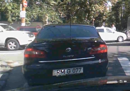 VIDEO. Pentru ei se poate? VEZI ce isi permite in trafic masina de serviciu a lui Vladimir Voronin VIDEO. Pentru ei se poate? VEZI ce isi permite in trafic masina de serviciu a lui Vladimir Voronin