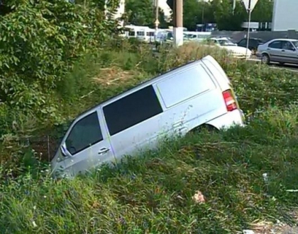 Un barbat a vrut sa-si salveze masina, dar a ajuns sub ea: A pornit la vale Un barbat a vrut sa-si salveze masina, dar a ajuns sub ea: A pornit la vale