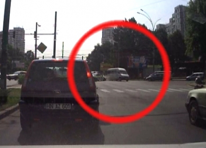 A treia intr-o saptamana. Momentul in care masina politistilor loveste in plin un microbuz cu pasageri