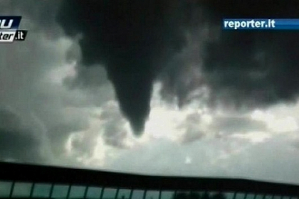 Tornadele au facut prapad intr-o localitate din apropiere de Milano. Au fost distruse zeci de case si masini