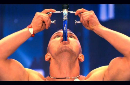 "Chiar ai putea castiga"! Moldoveanul "inghititor de sabii\', in sferturile de finala America\'s Got Talent - VIDEO