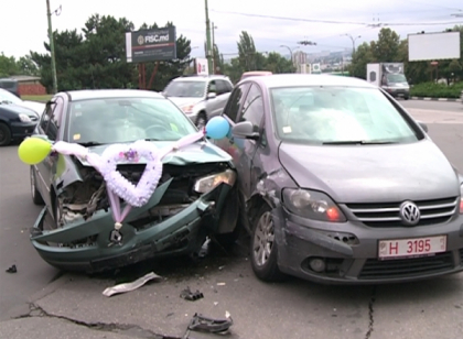 Nunta cu ghinion: Au facut accident in timp ce se duceau cu alai sa-si inregistreze casatoria