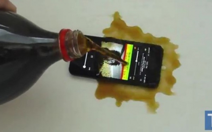 Experiment inedit. Ce se intampla atunci cand torni Coca-Cola pe un iPhone 5. VIDEO