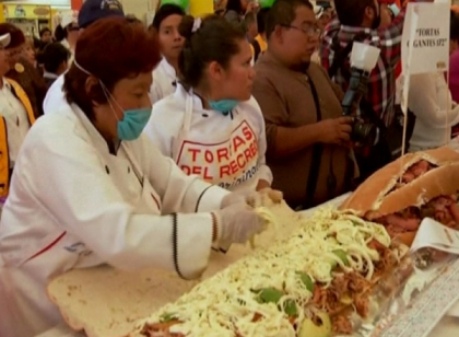 Au facut un sandwich urias, dar nu au putut depasi recordul mondial Au facut un sandwich urias, dar nu au putut depasi recordul mondial