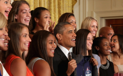 Imaginea zilei in SUA. Ce faceau aceste tinere in spatele lui Obama intr-o fotografie oficiala Imaginea zilei in SUA. Ce faceau aceste tinere in spatele lui Obama intr-o fotografie oficiala