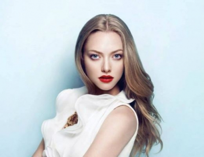 Amanda Seyfried sufera ca sa arate bine! S-a impiedicat si era sa cada de fata cu zeci de fani Amanda Seyfried sufera ca sa arate bine! S-a impiedicat si era sa cada de fata cu zeci de fani