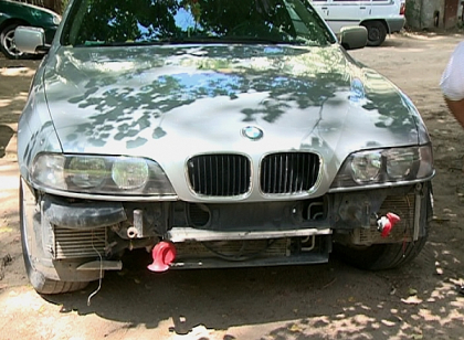 Si-a lasat BMW-ul in fata blocului si a mers in ospetie. Cum l-a gasit dimineata: "Nu am auzit nimic"