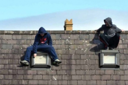 Operatiunea "acoperisul". Cum au incercat 100 de politisti britanic sa dea jos doi hoti de pe o casa Operatiunea "acoperisul". Cum au incercat 100 de politisti britanic sa dea jos doi hoti de pe o casa