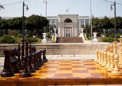 Regele, regina si cei doi cai de pe tabla de sah au fost gasiti intr-o curte de pe strada Albisoara