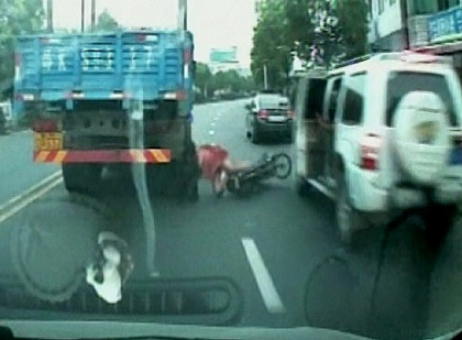 O femeie din China, cat pe ce sa fie strivita de un camion, dupa ce a fost lovita cu usa unei alte masini
