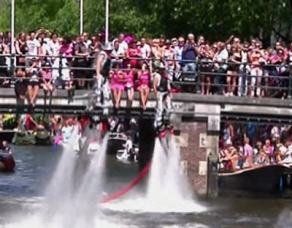 Parada gay la Amsterdam: Dansuri, costume colorate si portrete care il arata pe Vladimir Putin machiat