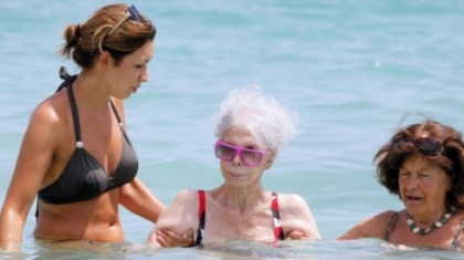 In costum de baie la 87 de ani! De ce au ramas socati turistii cand au vazut-o pe Ducesa de Alba
In costum de baie la 87 de ani! De ce au ramas socati turistii cand au vazut-o pe Ducesa de Alba