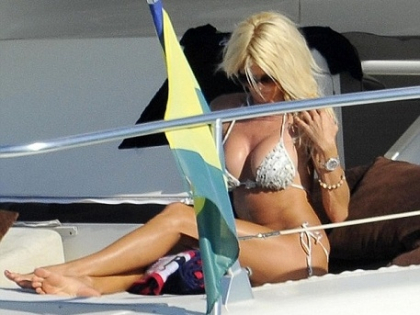 Ea este sexy, blonda si plina de sine. De ce toti s-au uitat la iubitul ei - FOTO Ea este sexy, blonda si plina de sine. De ce toti s-au uitat la iubitul ei - FOTO