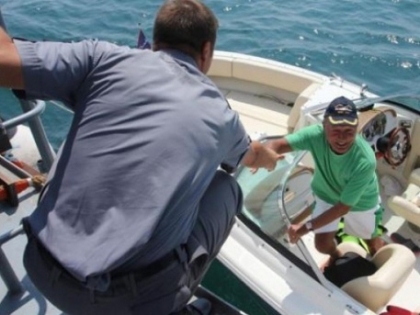 Traian Basescu, la bustul gol pe o barca la mare. Vezi cum arata - FOTO