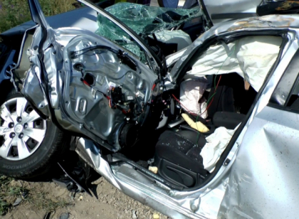 VIDEO. A ramas blocat intre fiarele masinii: Grav accident pe soseaua Balcani VIDEO. A ramas blocat intre fiarele masinii: Grav accident pe soseaua Balcani