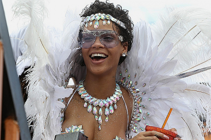 Pe jumatate goala la carnaval! Cum s-a afisat Rihanna in fata propriului bunic - FOTO
Pe jumatate goala la carnaval! Cum s-a afisat Rihanna in fata propriului bunic - FOTO