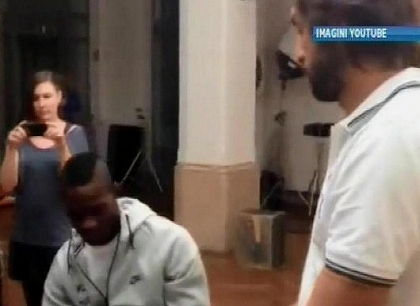 Atacantul lui AC Milan, Mario Balotelli, si-a inceput  recitalul. Vezi cum canta la pian imnul Italiei